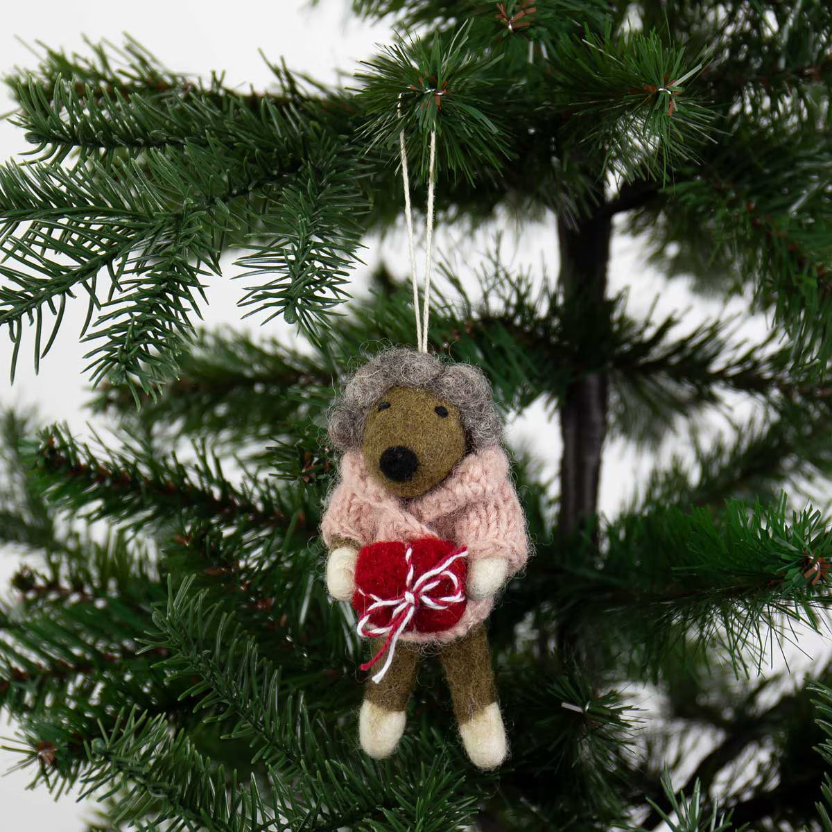 Filzanhänger Bär mit Geschenk